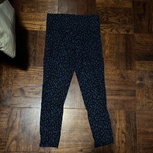 Athleta Salutation stash 7/8 leggings blue leopard print